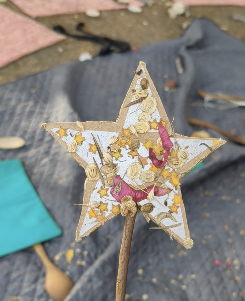 création étoile avec des éléments naturels pendant un atelier